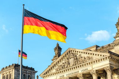 Alman bayrakları sallayarak ünlü Reichstag Binası, Alman Parlamentosu, siyaset ve Turizm kavramı koltuğunda