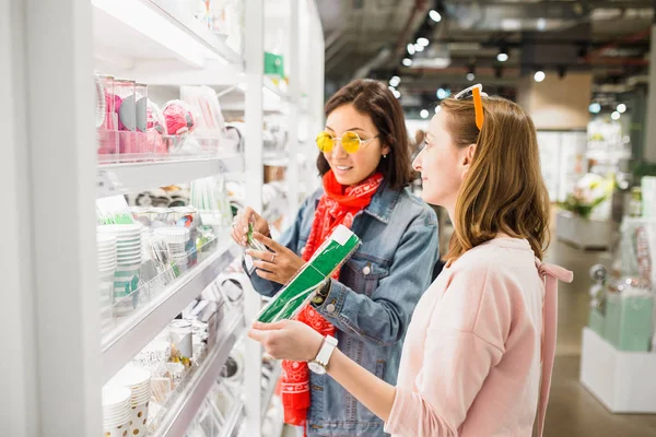 Twee Mooie Meisjes Vrienden Lezen Label Decoratieve Goederen Spullen Voor — Stockfoto