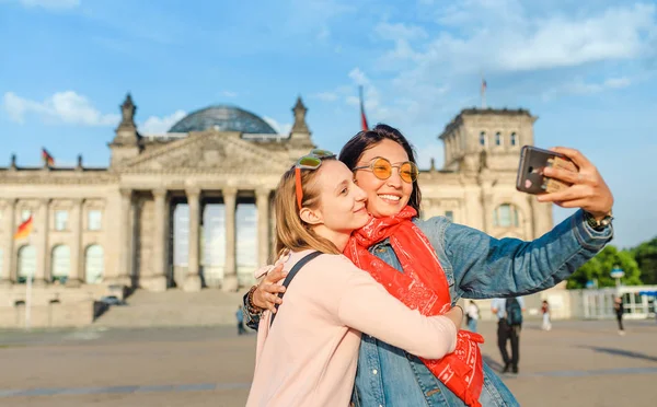 Dwa Szczęśliwa Kobieta Selfie Tle Reichstag Bundestagu Berlinie Koncepcja Podróży — Zdjęcie stockowe