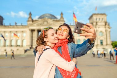 İki mutlu kadın Reichstag Bundestag Berlin'de Bina arka plan üzerinde selfie yapma. Avrupa'da seyahat ve aşk kavramı