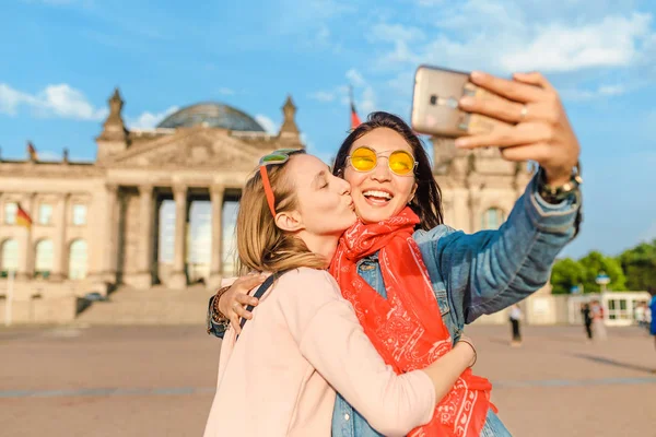 İki mutlu kadın Reichstag Bundestag Berlin'de Bina arka plan üzerinde selfie yapma. Avrupa'da seyahat ve aşk kavramı