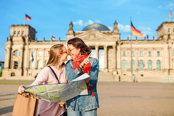 Gruppo Multirazziale Amici Che Visitano Città Berlino Due Donne Leggono — Foto Stock