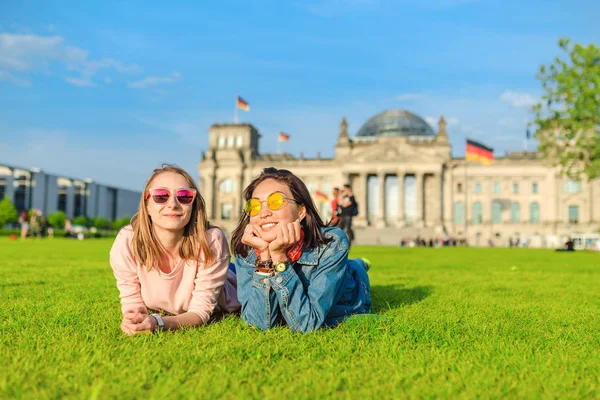 Две Молодые Счастливые Девушки Солнечных Очках Лежат Траве Веселятся Перед — стоковое фото