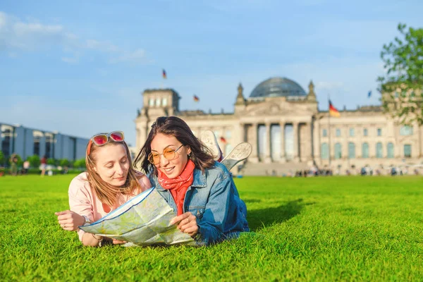 Мультирасовая Группа Друзей Посещающих Город Берлин Две Женщины Читают Карту — стоковое фото