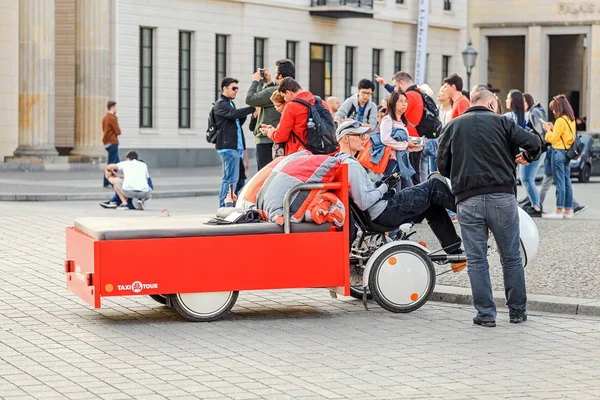 Mayo 2018 Berlín Alemania Entretenimiento Turístico Transporte Personalizado Taxi Cama —  Fotos de Stock