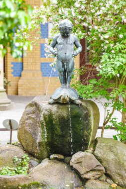 18 Mayıs 2018, Berlin, Almanya: Pissing çocuk Çeşme Berlins Hayvanat Bahçesi