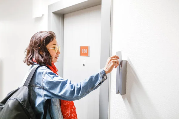 Женщина Открывает Дверь Отеля Электронным Ключом Системой Контроля Доступа — стоковое фото