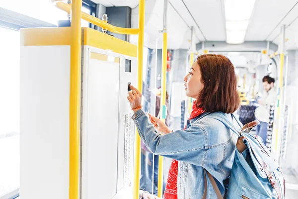 Женщина Покупает Билет Трамвае Автобусе Концепция Общественного Транспорта — стоковое фото