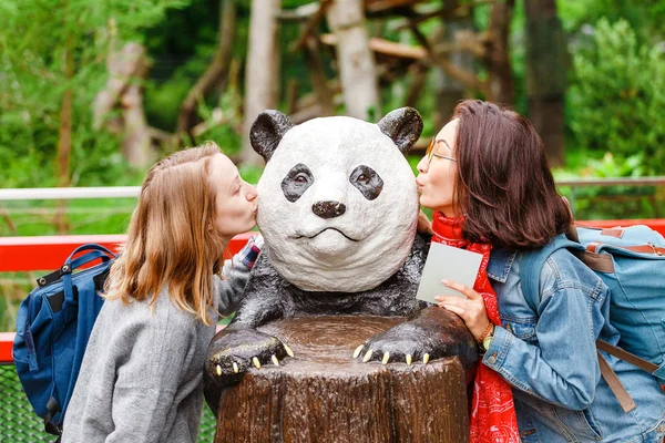 Května 2018 Berlín Německo Dvě Mladé Dívky Líbání Panda Velká — Stock fotografie