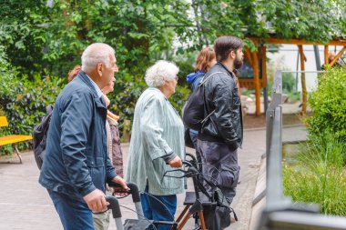 18 Mayıs 2018, Berlin, Almanya: Hayvanat Bahçesi, aile eğlence kavramı izlerken hayvanları insanlar