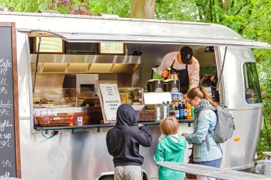18 Mayıs 2018, Berlin, Almanya: insanlar satın aperatifler ve kahve küçük mini otobüs gıda pazarında
