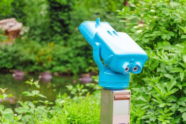 kuş ve yaban hayatı hayvanat bahçesinde izlemek için sabit teleskop