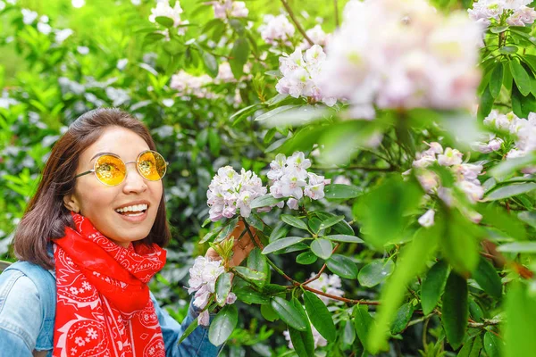 Asijské Žena Vonící Aroma Vůně Rododendronů Zahradě — Stock fotografie