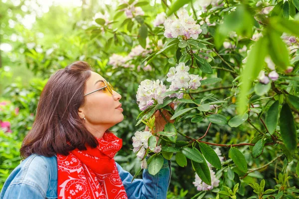 Mujer Asiática Oliendo Aroma Aroma Rododendro Jardín — Foto de Stock