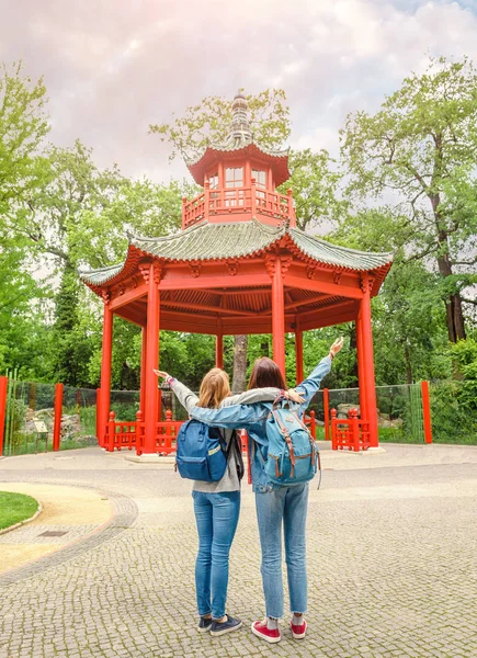 Két Fiatal Nők Öleléséből Csodálja Meg Kilátást Kínai Építészet Pagoda — Stock Fotó