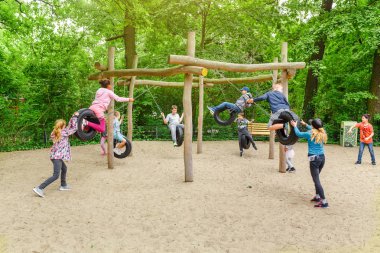 18 Mayıs 2018, Berlin, Almanya: çocuklar oyun ve çocuk oyun üzerinde eğleniyor