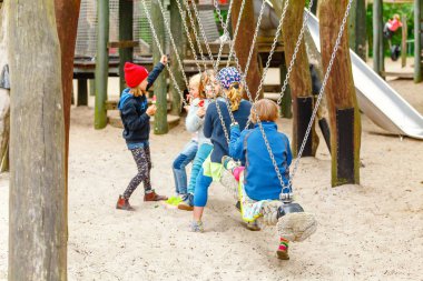 18 Mayıs 2018, Berlin, Almanya: çocuklar oyun ve çocuk oyun üzerinde eğleniyor