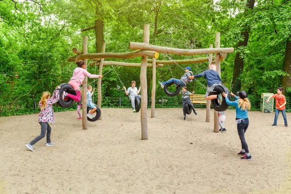 Mayo 2018 Berlín Alemania Niños Jugando Divirtiéndose Parque Infantil — Foto de Stock