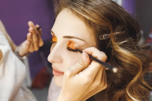 Make Artist Applying Glamour Cosmetic Model Eyelid Business Beauty Salon — Stock Photo, Image