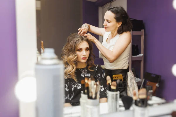 Cabeleireiro Feminino Faz Penteado Para Jovem Salão Beleza Local Trabalho — Fotografia de Stock