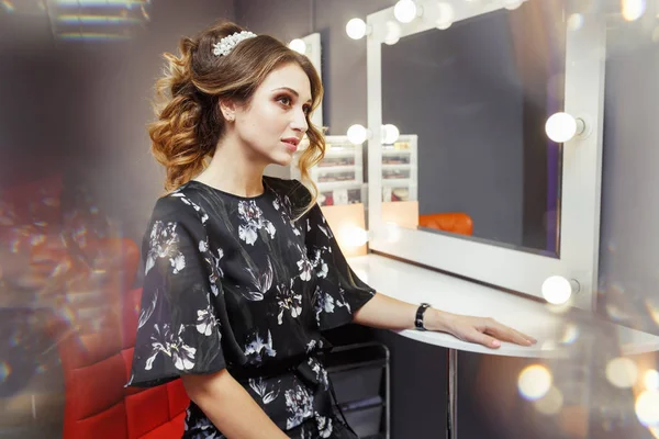 Attractive Woman Make Curly Hairdress Beauty Stylist Salon Looking Mirror — Stock Photo, Image