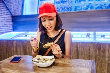 İstiridye ve kabuklu deniz ürünleri restoran yemek kadın. Nefis ve lezzetli deniz ürünleri mutfağı