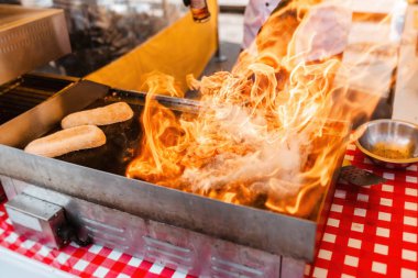 Şef hazırlamak gıda ile ateş alevleri