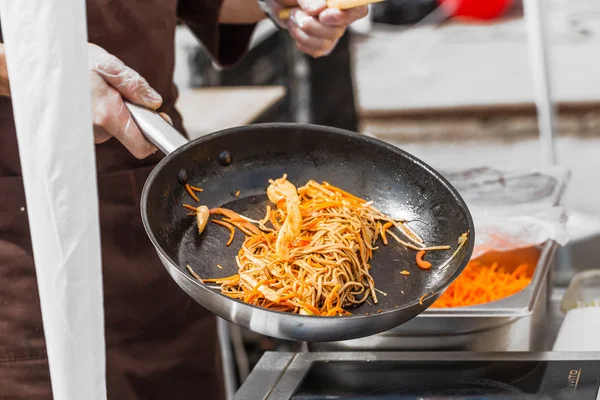 Chef Mani Guanti Cottura Wok Tagliatelle Padella — Foto Stock