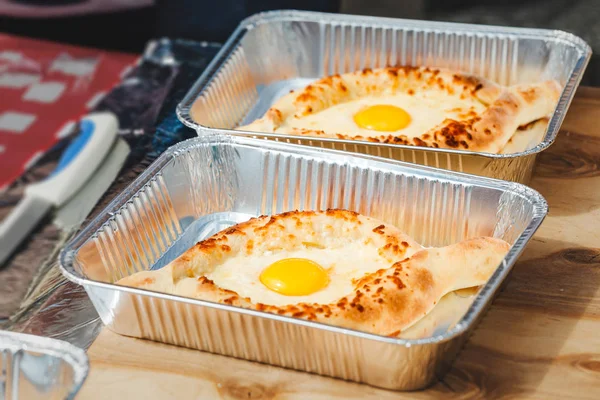 Khachapuri Tradicional Pastel Queso Georgiano Huevo Forma Barco Una Caja — Foto de Stock