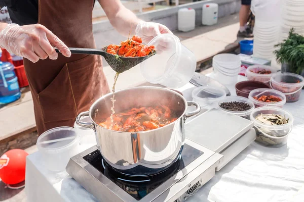 Cook Prepares Crawfish Boiling Water Pan — Stock Photo, Image