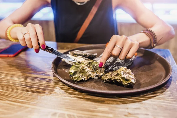 Woman Opens Oyster Knife Restaurant — Stock Photo, Image