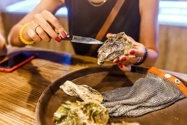 Woman Opens Oyster Knife Restaurant — Stock Photo, Image