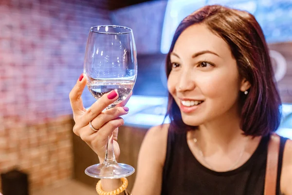 Красивая Молодая Случайная Женщина Пробует Белое Вино Помещении — стоковое фото