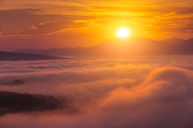 Sis ve güneş ile dağlarda renkli manzara