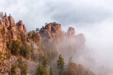 Kayalar cliff Dağları'nda sis ile