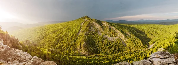 Vista Panorâmica Pico Montanha Coberto Pela Floresta — Fotografia de Stock