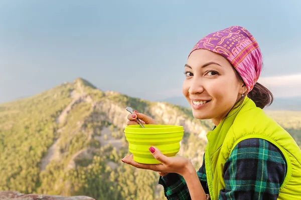 Kadın dağda kamp sırasında plaka yemek yeme uzun yürüyüşe çıkan kimse