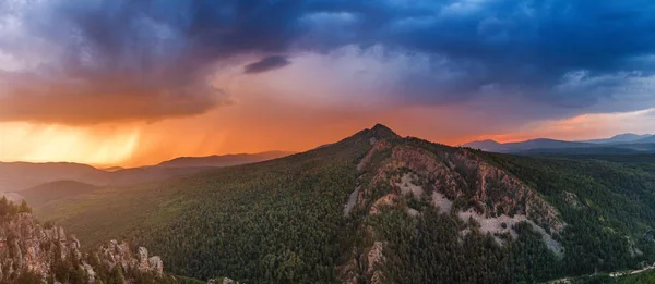 南ロシア ウラルの山の上に色鮮やかな夕焼け — ストック写真