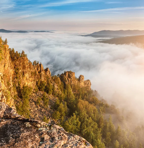 山上有雾的岩石悬崖 — 图库照片