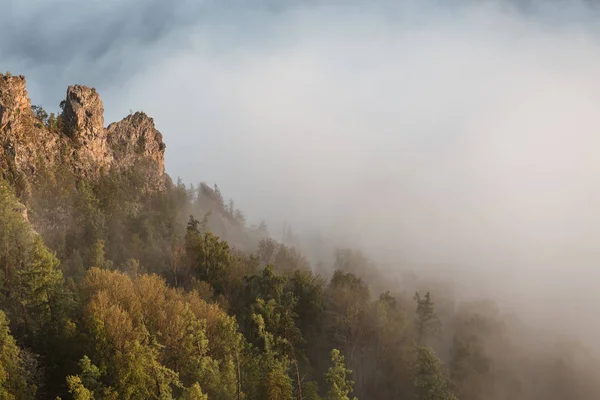 Rocas Acantilado Con Niebla Las Montañas —  Fotos de Stock