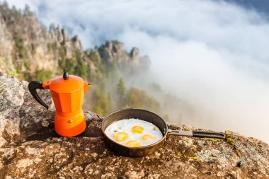 Kahvaltı yemek Fried yumurta gıda kavramı kamp pan ve kahve şofben Maker açık havada dağlarda