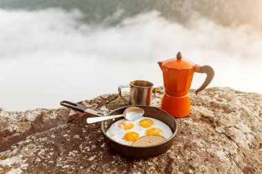 Kahvaltı yemek Fried yumurta gıda kavramı kamp pan ve kahve şofben Maker açık havada dağlarda