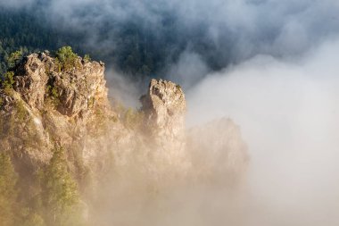 Kayalar cliff Dağları'nda sis ile