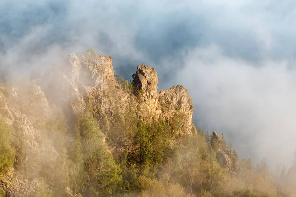 Скалы Скалы Туманом Горах — стоковое фото