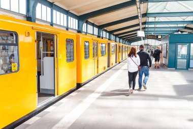 Berlin, Almanya - 19 Mayıs 2018: U-bahn metro istasyonu gelen tren ile