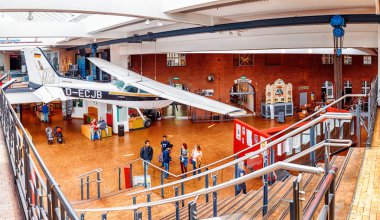 Berlin, Almanya - 19 Mayıs 2018: iç, Ulusal Teknik Müzesi Berlin insanlar turist ve uçaklar ile