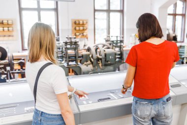 Kız öğrenciler ve müzede eğleniyor arkadaşlar