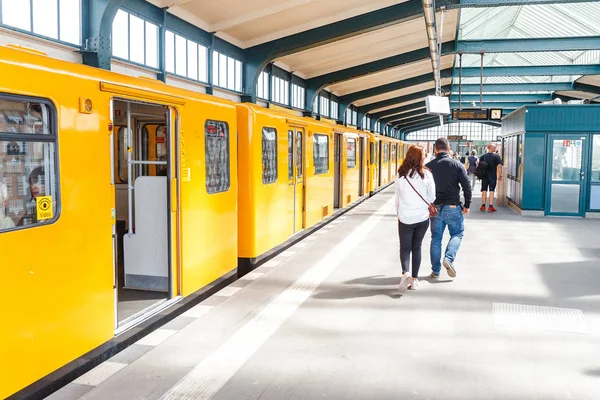 Berlim Alemanha Maio 2018 Estação Metro Bahn Com Comboio Chegada — Fotografia de Stock
