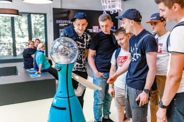 Berlin, Almanya - 19 Mayıs 2018: ziyaretçilerin etkileşim içinde Robot asistanı Kılavuzu'nda Alman Teknik Müzesi Berlin ile