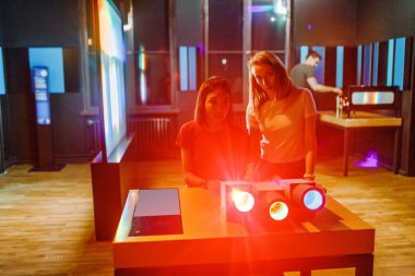 Kız öğrencilerin görme duyusuyla ilgili deneyler dalga boyu ve laboratuvar müdahale fiziksel Kanunu teyit yapma